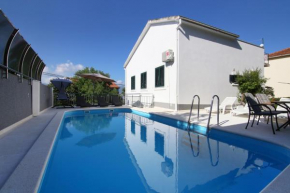 Отель Luxury House with Pool  Трогир